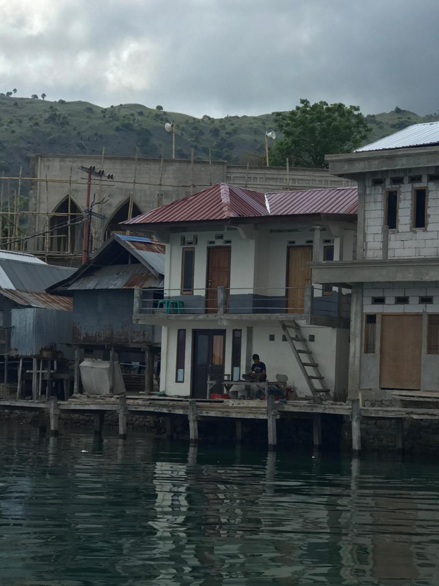 Ora Komodo Home Stay Екстер'єр фото